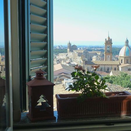Casa Tipica Siciliana Patronale Home Bedandbreakfast Tremetrisoprailcielo Camere Con Vista, Colazione Interna In Terrazzo Panoramico Caltagirone Bagian luar foto