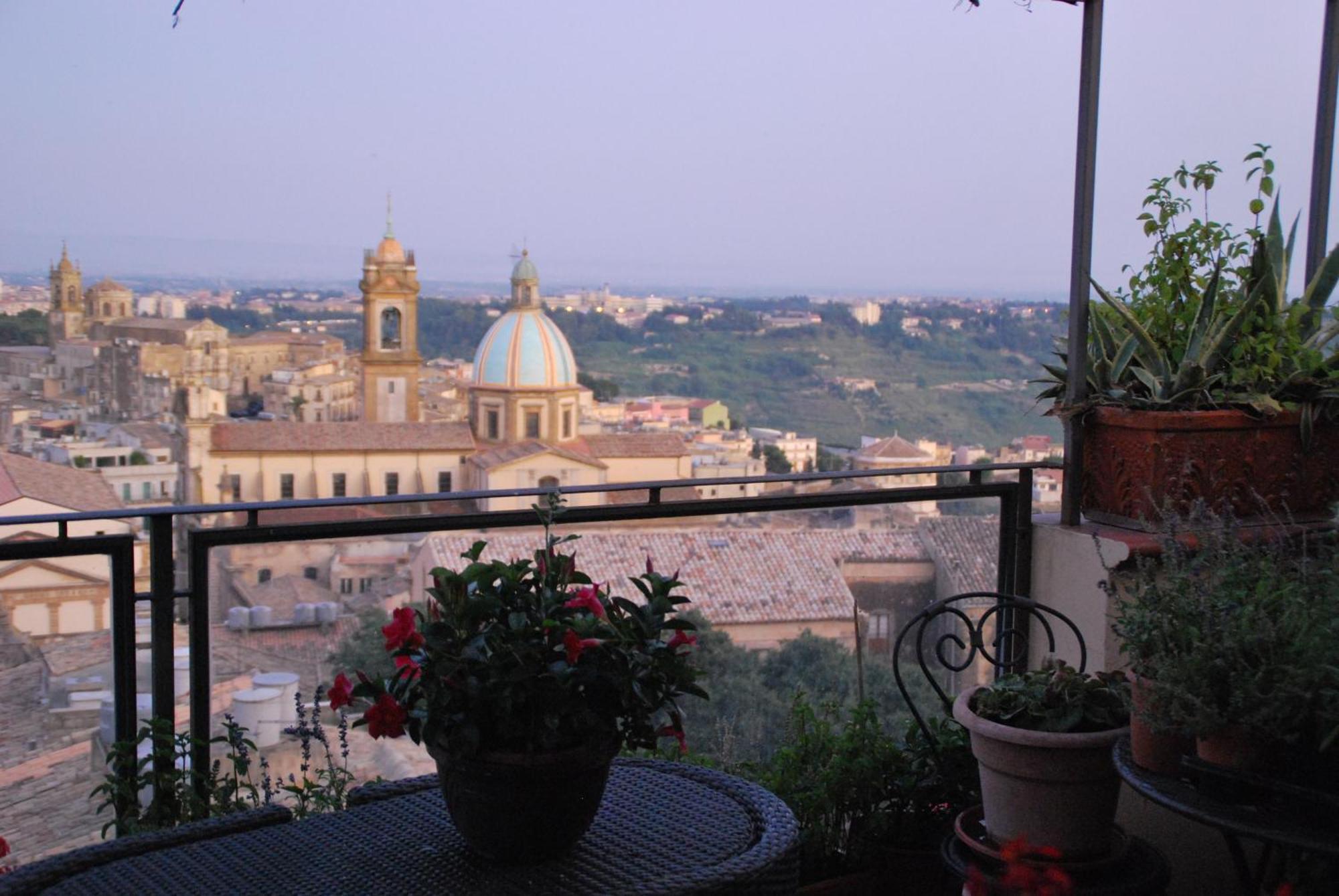 Casa Tipica Siciliana Patronale Home Bedandbreakfast Tremetrisoprailcielo Camere Con Vista, Colazione Interna In Terrazzo Panoramico Caltagirone Bagian luar foto