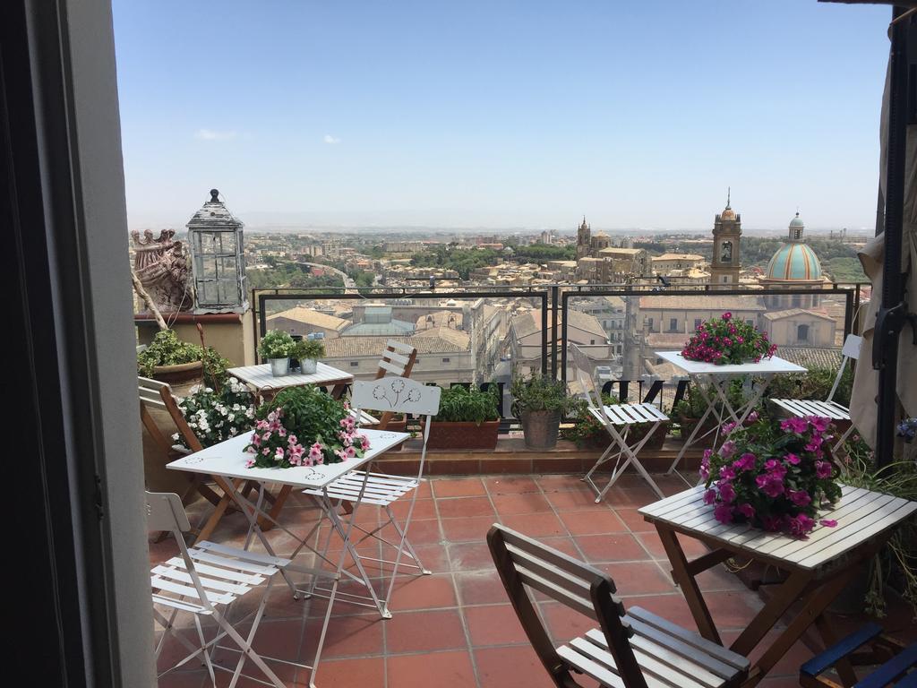 Casa Tipica Siciliana Patronale Home Bedandbreakfast Tremetrisoprailcielo Camere Con Vista, Colazione Interna In Terrazzo Panoramico Caltagirone Bagian luar foto