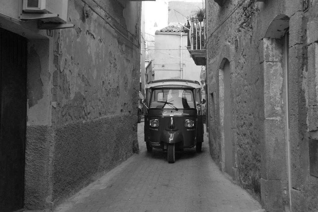 Casa Tipica Siciliana Patronale Home Bedandbreakfast Tremetrisoprailcielo Camere Con Vista, Colazione Interna In Terrazzo Panoramico Caltagirone Bagian luar foto