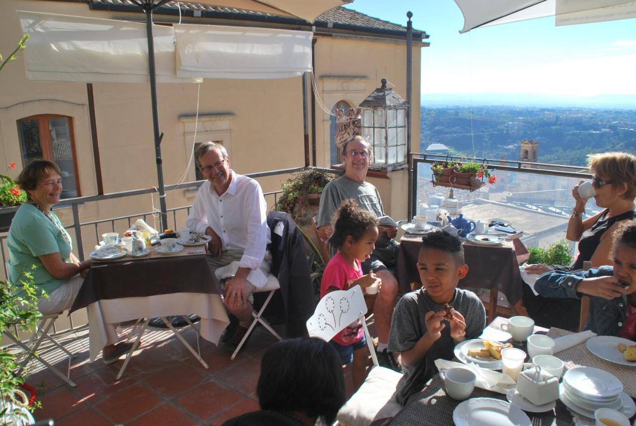 Casa Tipica Siciliana Patronale Home Bedandbreakfast Tremetrisoprailcielo Camere Con Vista, Colazione Interna In Terrazzo Panoramico Caltagirone Bagian luar foto