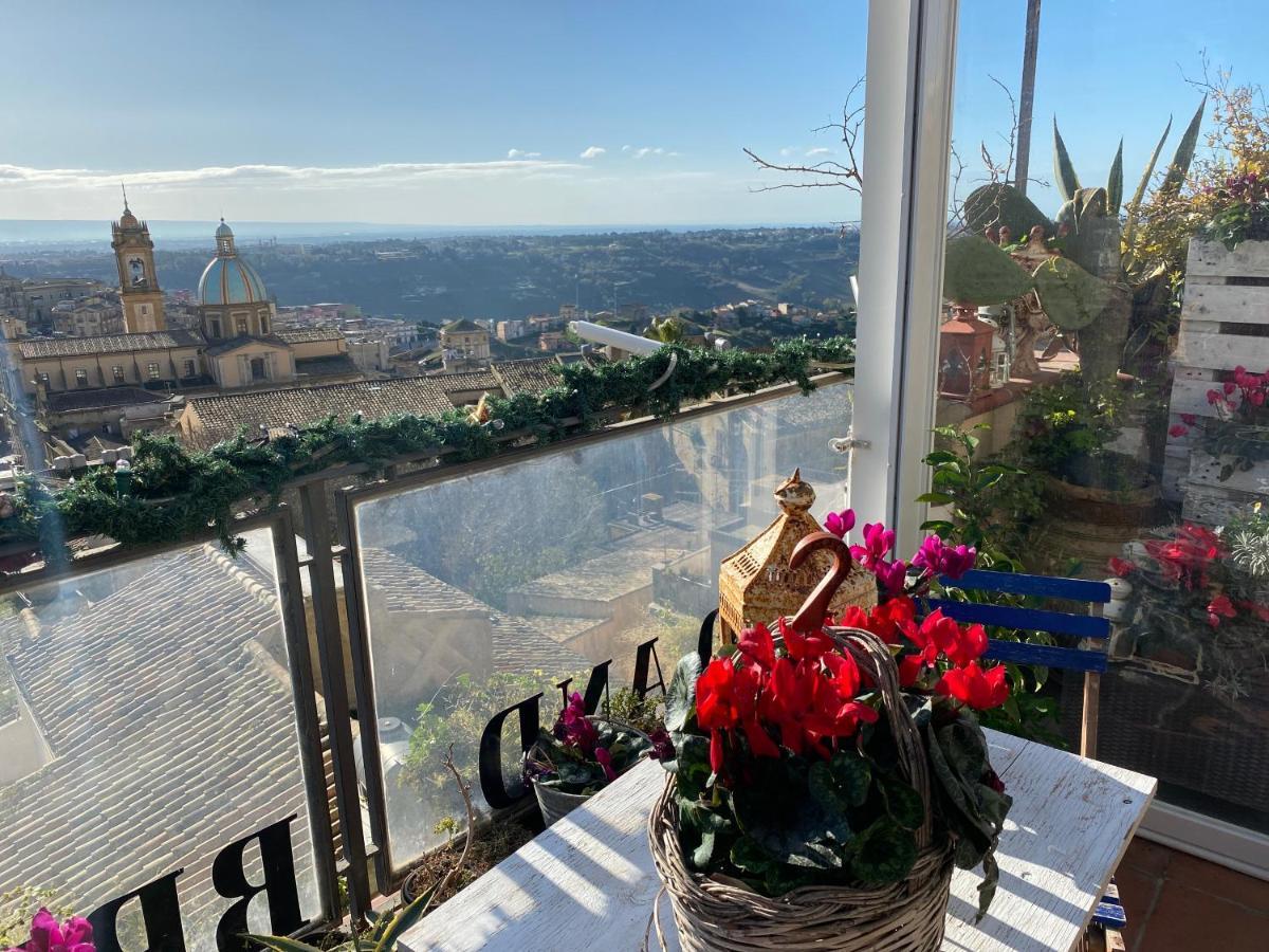 Casa Tipica Siciliana Patronale Home Bedandbreakfast Tremetrisoprailcielo Camere Con Vista, Colazione Interna In Terrazzo Panoramico Caltagirone Bagian luar foto