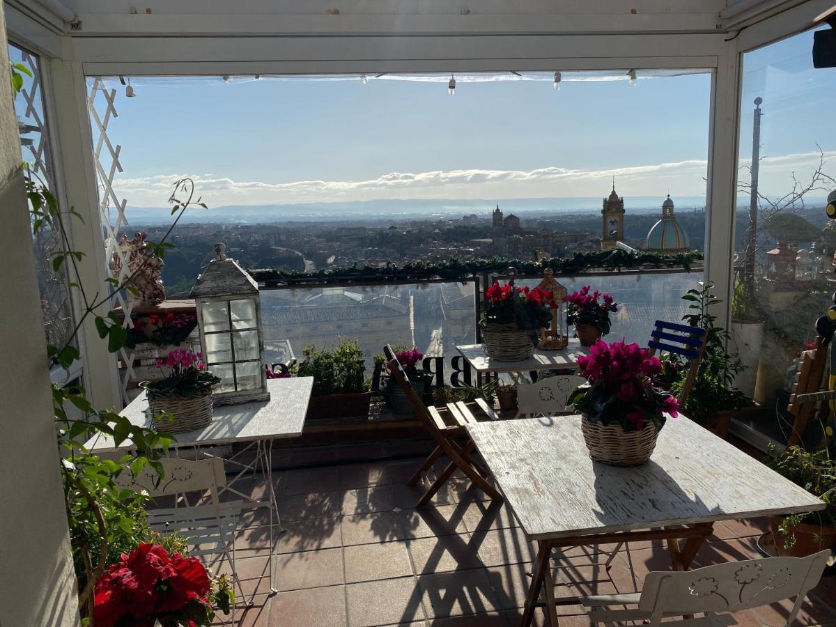 Casa Tipica Siciliana Patronale Home Bedandbreakfast Tremetrisoprailcielo Camere Con Vista, Colazione Interna In Terrazzo Panoramico Caltagirone Bagian luar foto